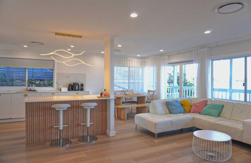 Tascott House | Coastal Retreat with Water Views