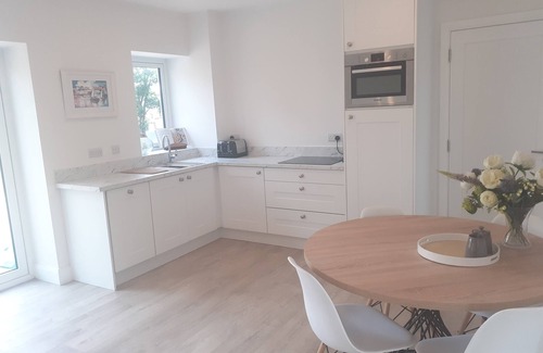 Baile na hAbhann Apartment | Coastal self catering apartment - with sea views