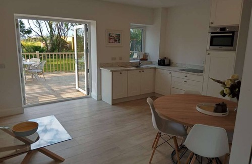 Baile na hAbhann Apartment | Coastal self catering apartment - with sea views