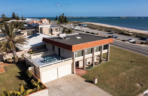 Shoalwater House | Coastal Sunset Paradise! Beach front & Ocean Views