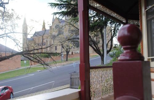 Bendigo House | Cobb&CoHouse 4 Bedrooms, 3 Bathrooms, Bendigo CBD Lock up Garage