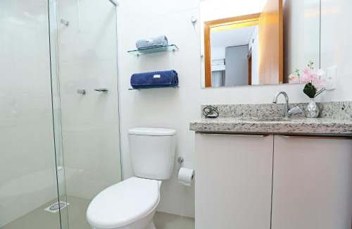 Campeche Central Apartment | Cobertura Duplex no Campeche Florianópolis, 2 quartos com ar-condicionado, 3 banheiros, WiFi 1Gb, Cozinha completa, Estacionamento, Amplo terraço coberto com churrasqueira