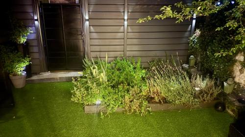 Saint-Genest-Lerpt Apartment | Cocon urbain avec le jardin secret
