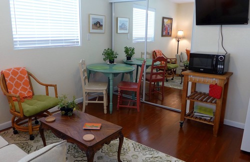 Altamont Manor Apartment | COCONUT PALM APT~ COMFY 2ND FLR APT W/LOCKED PRIVATE DOOR!