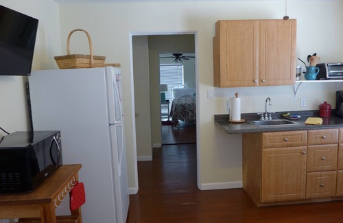 Altamont Manor Apartment | COCONUT PALM APT~ COMFY 2ND FLR APT W/LOCKED PRIVATE DOOR!
