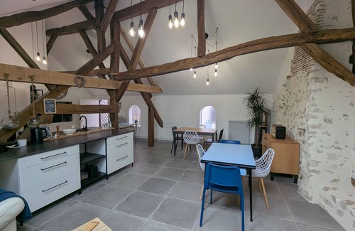 Briare Bed & Breakfast | Colorful room in Briare center, breakfast included