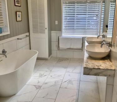 Tawharanui Bed & Breakfast | Columbus Suite at 144 on Jones