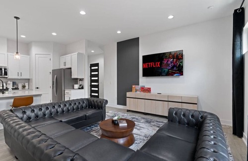 MLK Apartment | Combined Home Near Downtown & East Austin Up to 18