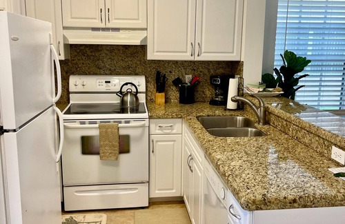 Mission Bay Apartment | Come cozy up in this West Boca Raton apartment facing the Chris Evert Tennis Academy