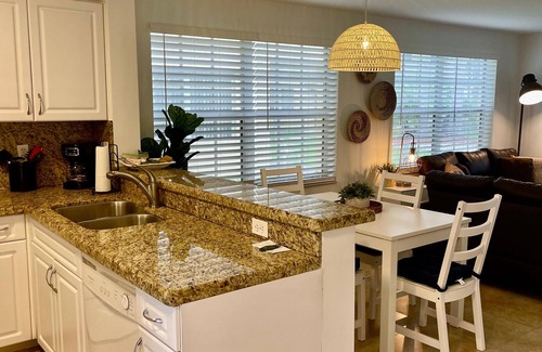 Mission Bay Apartment | Come cozy up in this West Boca Raton apartment facing the Chris Evert Tennis Academy