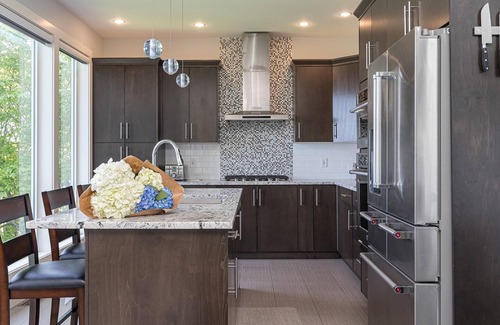 Cordova Bay House | Come on in, the water view is waiting for you!
