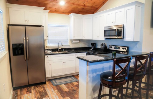 Venice House | Come stay and play at Tiger's Den located in Venice, LA!