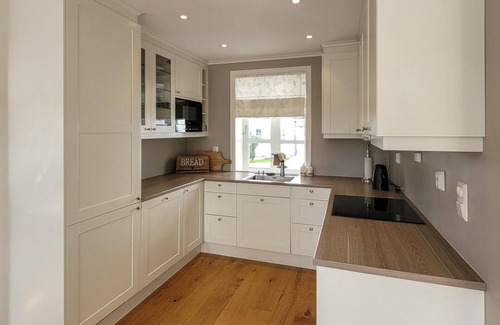 Strandvik House | Come to rest in this spacious cottage in 1st row to the Bjørnafjord.