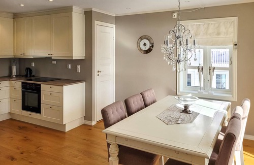 Strandvik House | Come to rest in this spacious cottage in 1st row to the Bjørnafjord.