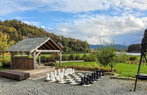 Strandvik House | Come to rest in this spacious cottage in 1st row to the Bjørnafjord.