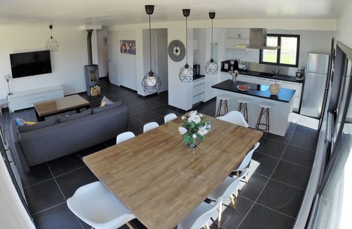 Brignogan-Plage Villa | Comfortable Villa "Le Temps de Vivre" with kayak and paddles 300 m from the beaches