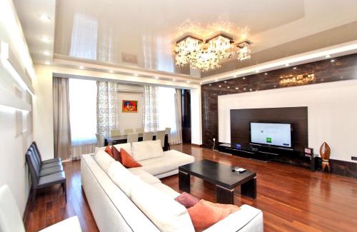 Kentron Apartment | Comfort 3 Bedrooms 2 Bathrooms 205 SQM Apartment Near Republic Square