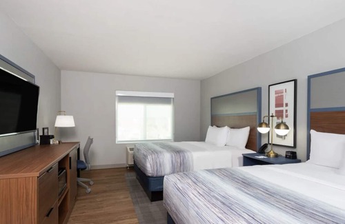 San Angelo House | Comfort and Convenience! Parking, Pool, Breakfast! Short Drive to Lake Nasworthy