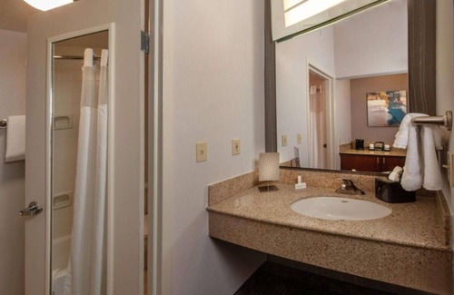 Newark Hotel | Comfort and Convenience! Free Onsite Parking, Pets Allowed, Free Pool