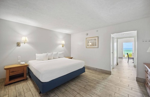 Panama City Beach Hotel | Comfort and Relaxation! 2 Pet-friendly Units, Beachfront Property w/Pool