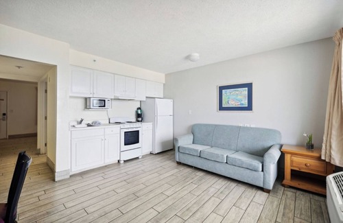 Panama City Beach Hotel | Comfort and Relaxation! 2 Pet-friendly Units, Beachfront Property w/Pool