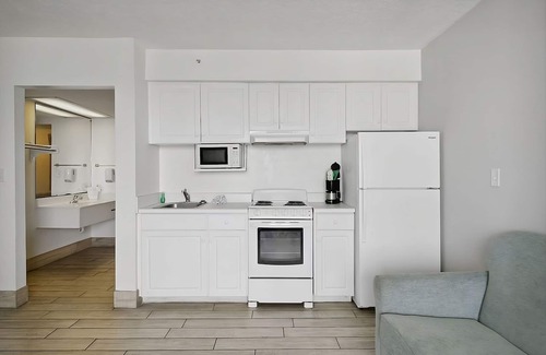 Panama City Beach Hotel | Comfort and Relaxation! 2 Pet-friendly Units, Beachfront Property w/Pool