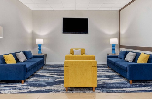 Danbury Hotel | Comfort Inn & Suites Danbury-Bethel