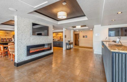 Gananoque Hotel | Comfort Inn & Suites Thousand Islands Harbour District