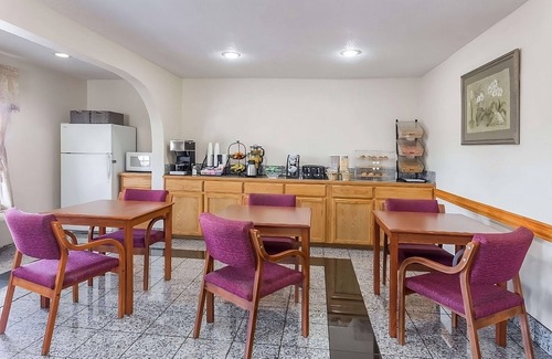 Austin Ave. Hotel | Comfort Meets Affordability at Knights Inn Franklin Ave Waco! Pets Allowed