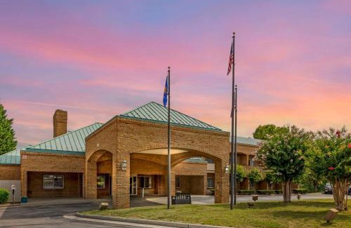Salem Hotel | Comfort Suites Inn at Ridgewood Farm