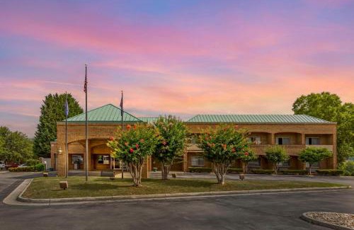 Salem Hotel | Comfort Suites Inn at Ridgewood Farm