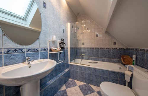 Saint-Benoit-sur-Loire Bed & Breakfast | Comfortable family suite with WiFi in Saint-Benoît-sur-Loire, pets allowed