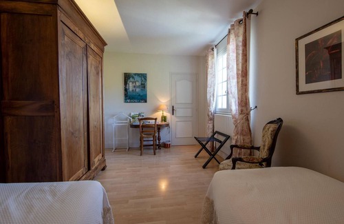 Saint-Benoit-sur-Loire Bed & Breakfast | Comfortable family suite with WiFi in Saint-Benoît-sur-Loire, pets allowed