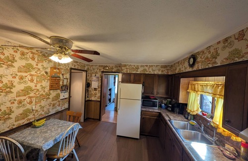 Hubbard House | Comfortable 2-bedroom house with AC in charming Hubbard. Full Kitchen, Laundry