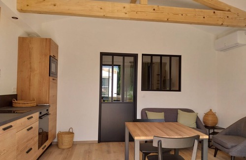 Malataverne Apartment | Comfortable accommodation in quiet Provencal countryside, with swimming pool and spa.