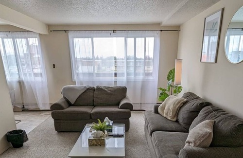 West Edmonton Apartment | Comfortable And Cozy Condo Right across fromWEST EDMONTON MALL with Free Parking