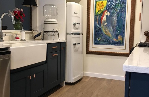 Westgate House | Comfortable and Cozy with a Luxurious Feel Beautiful Yard, Pool & Outdoor Shower