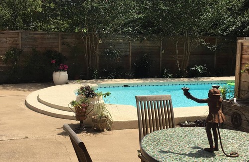 Westgate House | Comfortable and Cozy with a Luxurious Feel Beautiful Yard, Pool & Outdoor Shower