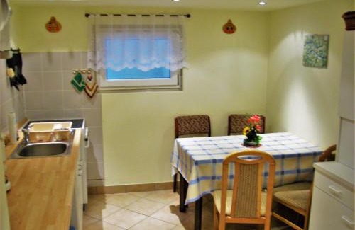 Obernaundorf Apartment | Comfortable apartment in Obernaundorf with shared pool, 45m²