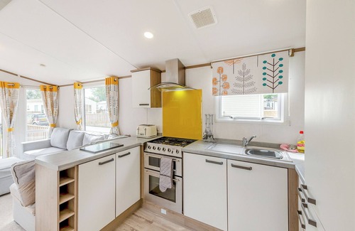 Ryther House | Comfortable caravan with one double with en suite with toilet, and one twin.