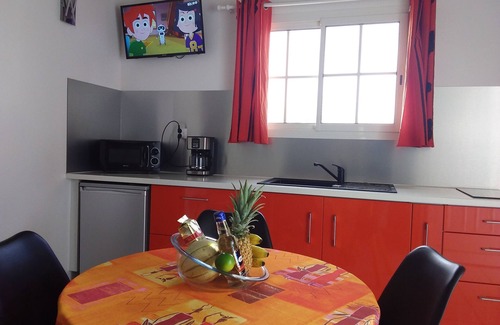 Damencourt House | Comfortable f2 gite with swimming pool