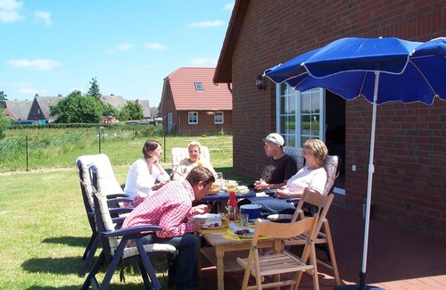 Krummhoern House | Comfortable four-star Friesenhaus with jetty and terrace on the canals