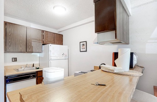 Wildernest Apartment | Comfortable ground-level studio w/mountain views -walk to the bus stop