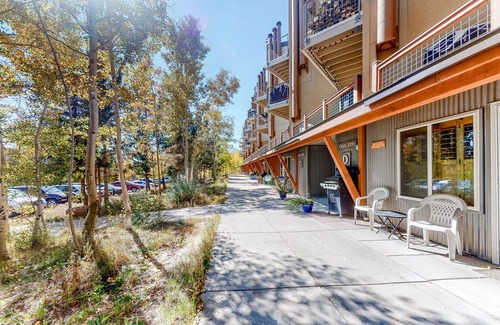 Wildernest Apartment | Comfortable ground-level studio w/mountain views -walk to the bus stop