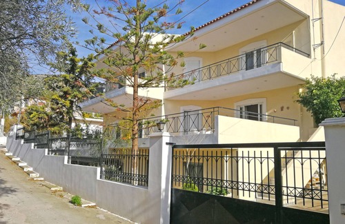 Karakiani House | Comfortable house with garden - 2 minutes from the beach!