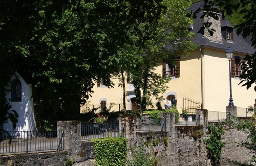 Aucun House | comfortable lodging facing mountain hiking cycling, cross-country skiing snowshoeing