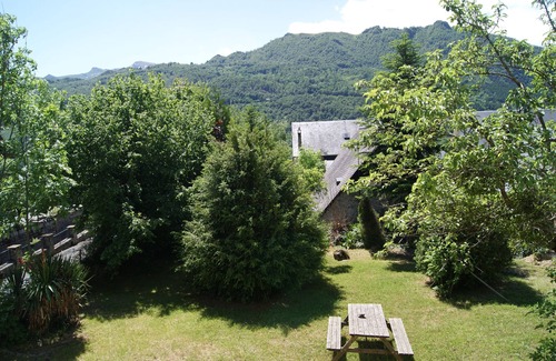 Aucun House | comfortable lodging facing mountain hiking cycling, cross-country skiing snowshoeing