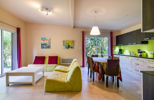 Sainte-Nathalene Ski Chalet | Comfortable single-storey chalet with swimming pool, garden, terrace and parking.