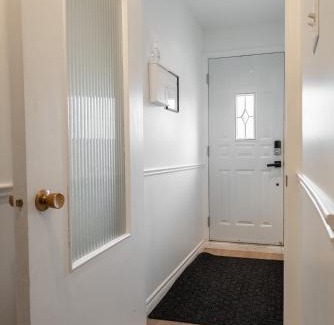 Brossard Apartment | Comfortable spacious house with parking