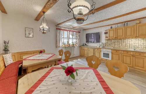 Eschlkam Apartment | Comfortable vacation apartment (70 sqm) with French balcony